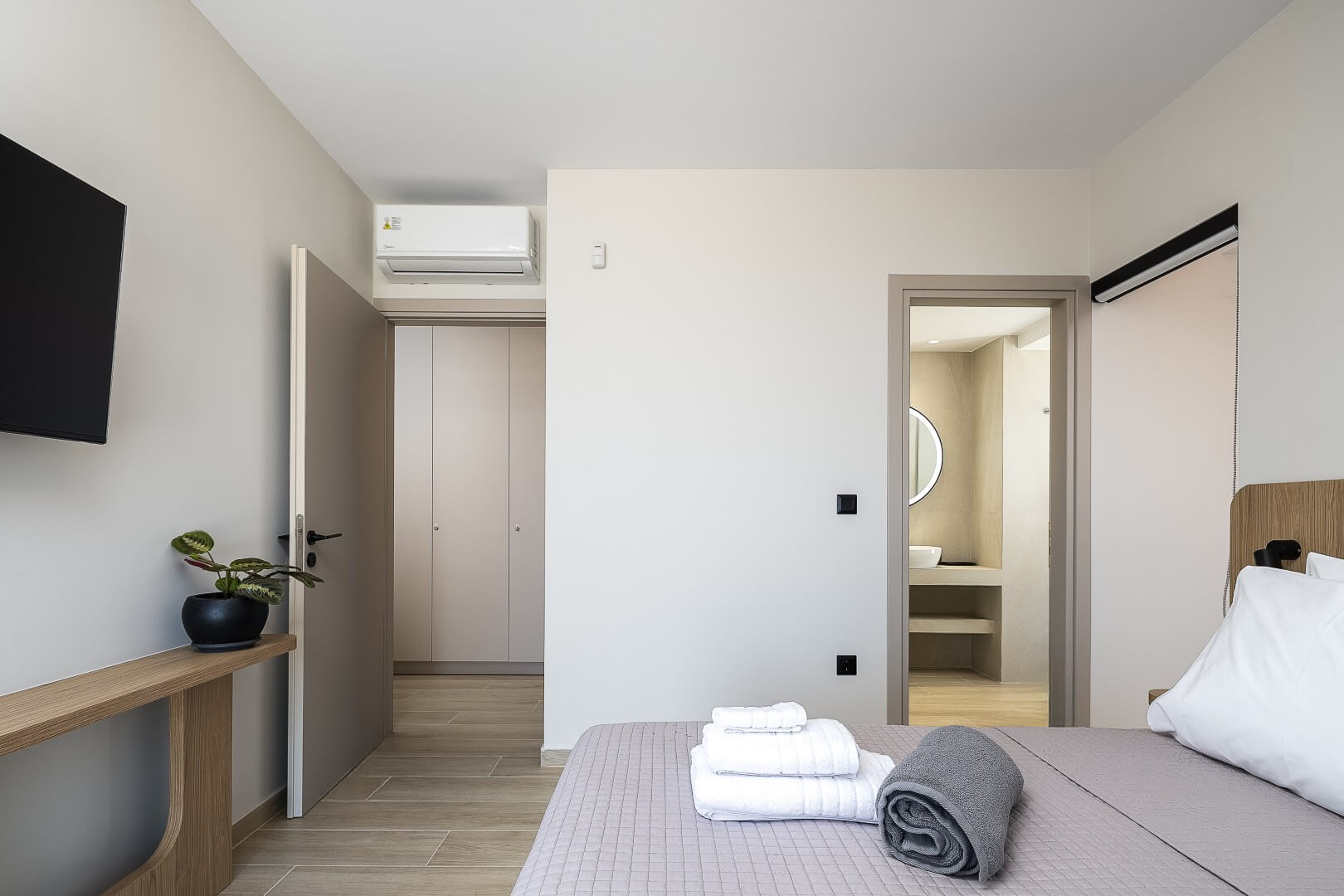 Casa Atena bedroom with modern amenities